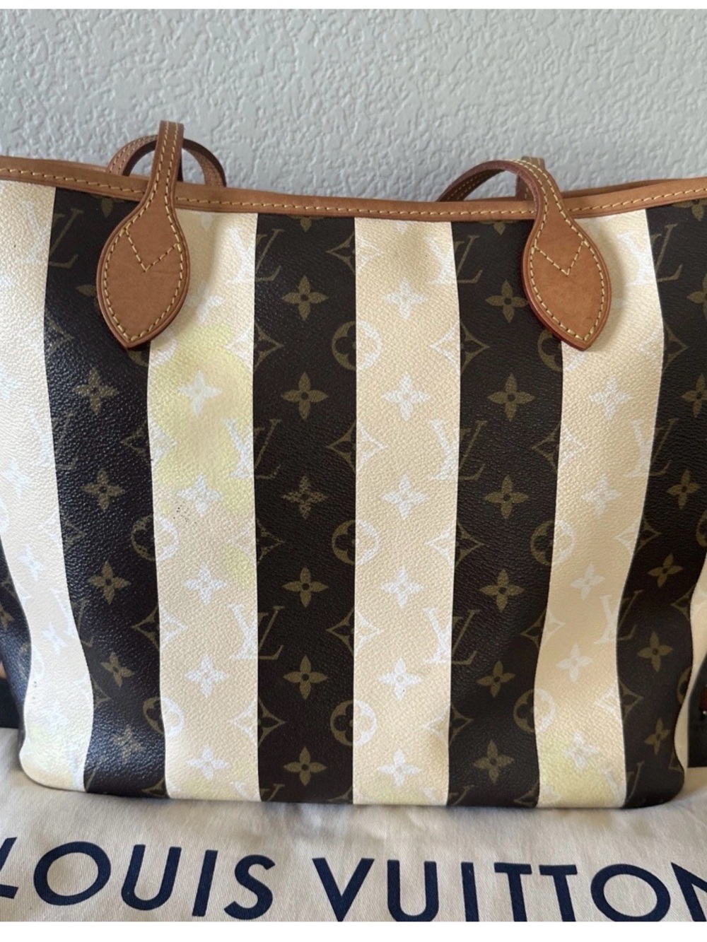 Louis Vuitton M40560
Neverfull MM Monogram
Rayures Limited Edition